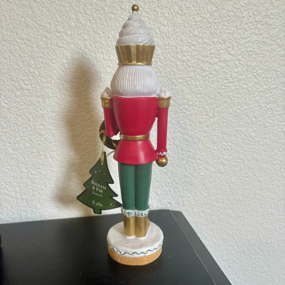Balsam &‎ Fir Santa Nutcracker 14” Christmas Holiday Figurine Cupcake Wreath NEW